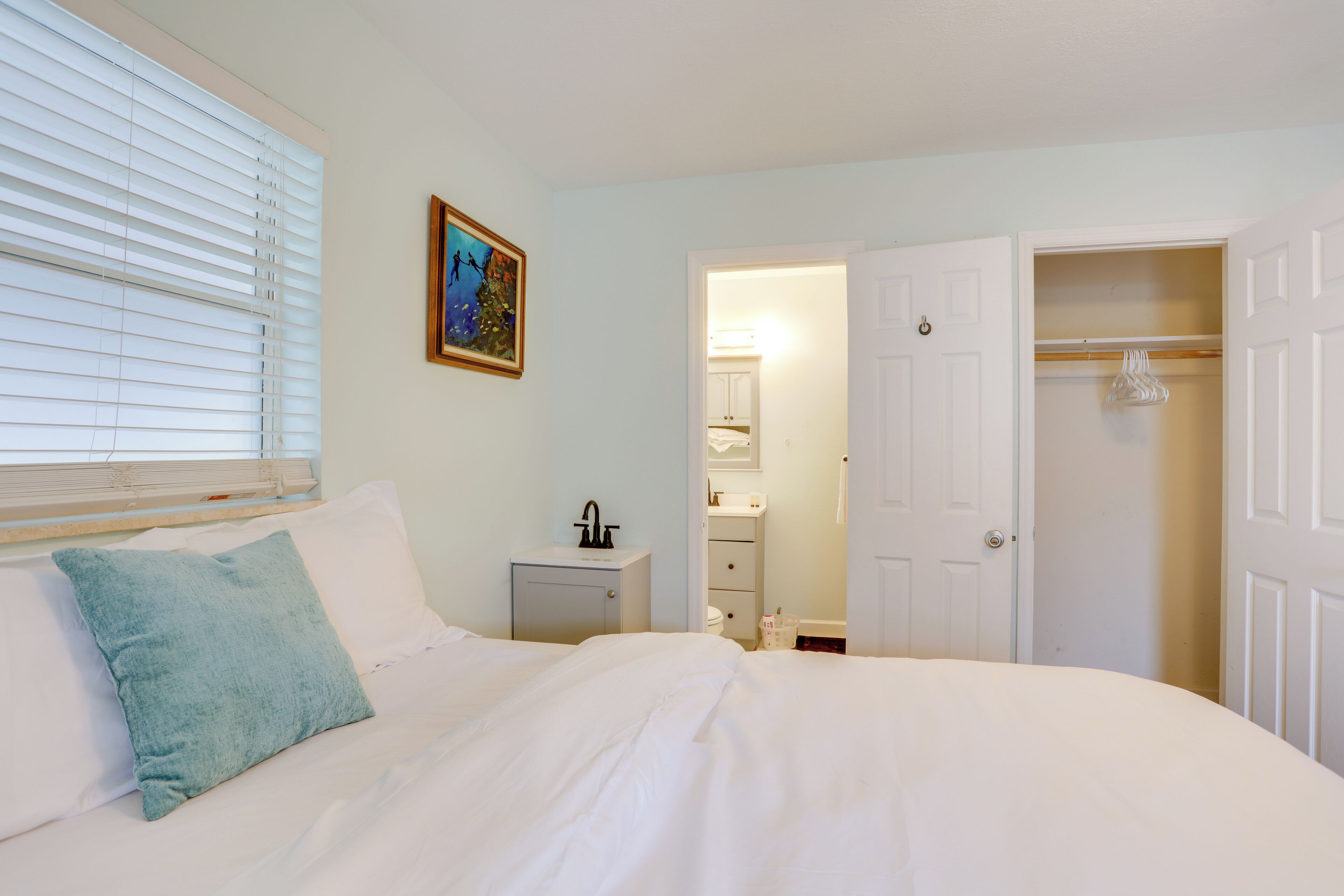 Desk, iron/ironing board, WiFi, bed sheets