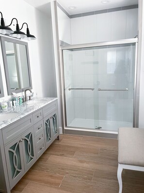 Combined shower/tub, hair dryer, towels, soap - Diamond in the Rough. Barn built in a modern twist (Liberty Hill)