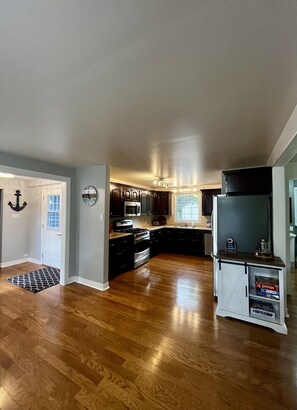 Fridge, microwave, oven, stovetop - Beachfront home directly on the Mira River (Juniper Mountain)