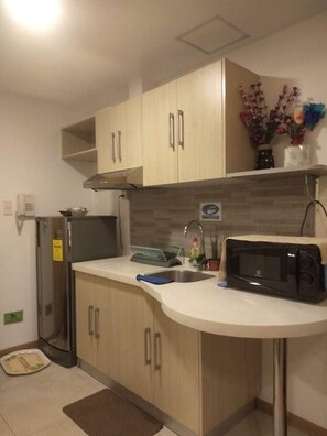 Microwave, cookware/dishes/utensils