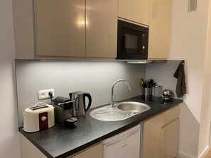 Fridge, microwave, stovetop, coffee/tea maker - Charming apartment with balcony at Champs-Elysées (Paris)