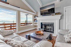 Télévision, cheminée, livres