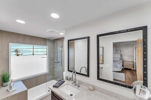 Badewanne, Haartrockner, Handtücher