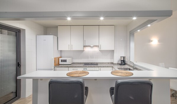 Een koelkast, een microgolfoven, een oven, een vaatwasser