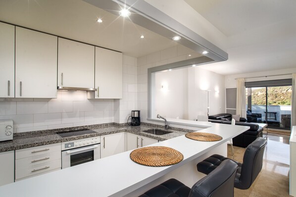 Køleskab, mikrobølgeovn, ovn, opvaskemaskine