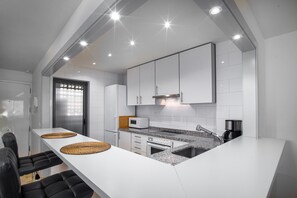 Jääkaappi, mikroaaltouuni, uuni, astianpesukone