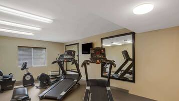 Ein Fitnessraum mit Laufbändern, Ergometer und Rudergerät.