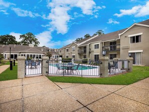 Seasonal outdoor pool - MainStay Suites Savannah Midtown (Savannah)