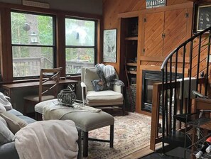 Interior - Treehouse cozy cottage on babbling brook (Raymond)