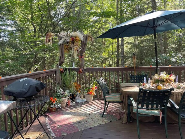 Outdoor dining - Treehouse cozy cottage on babbling brook (Raymond)