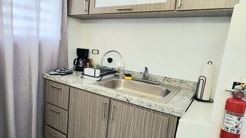 Kylskåp, mikrovågsugn, ugn och spishäll