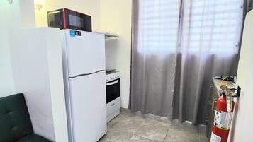 Kylskåp, mikrovågsugn, ugn och spishäll