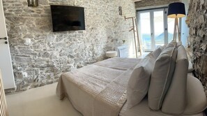 2 chambres, coffres-forts dans les chambres, bureau