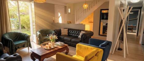 Smart-TV, Bücher, Stereoanlage, Computerbildschirme