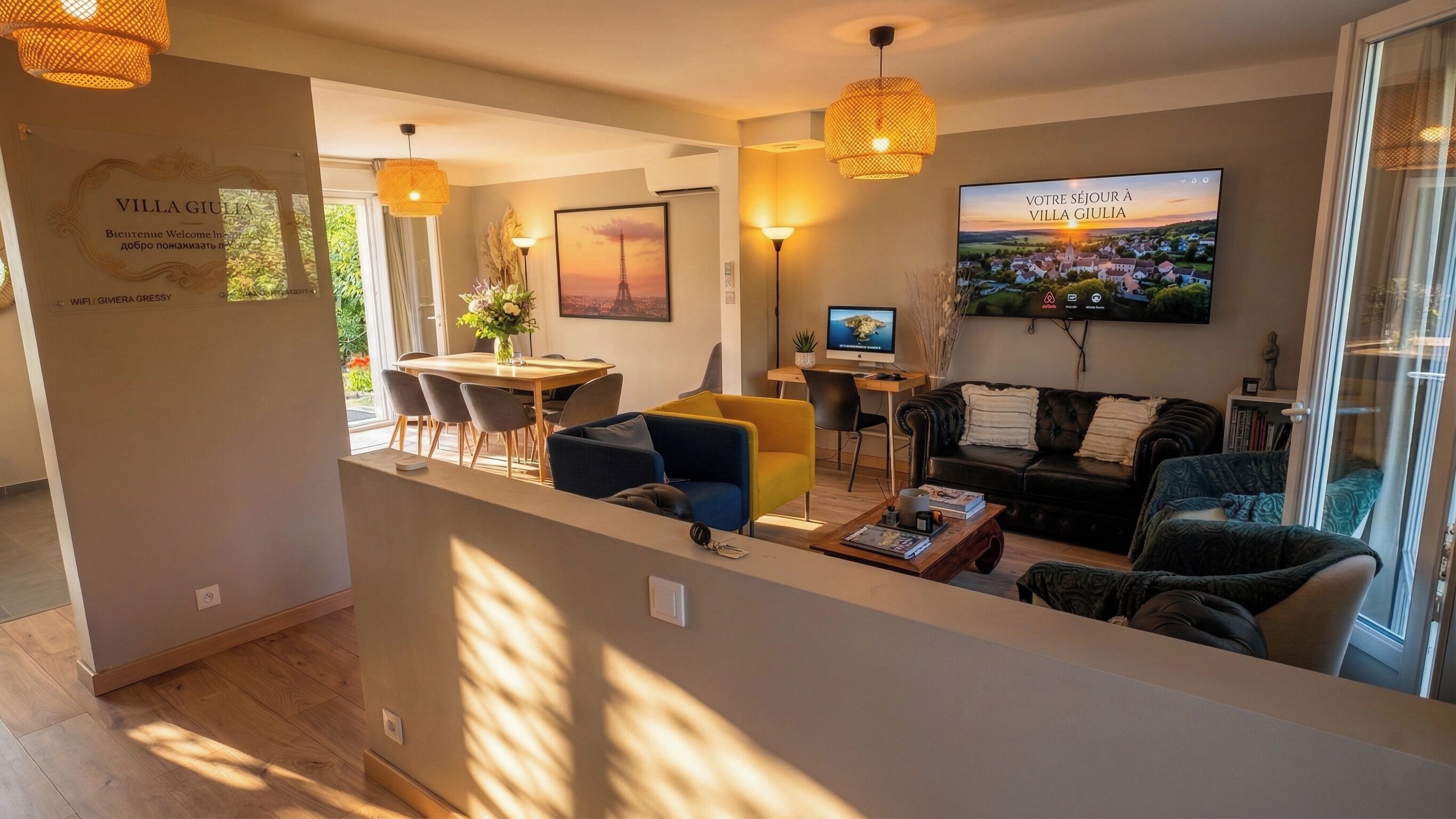 TV connectée, livres, chaîne hi-fi, écrans d'ordinateur