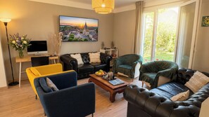 Smart TV, books, stereo, computer monitors - Villa Giulia 4**** - 5min Airport - 20min Disneyland (Gressy)