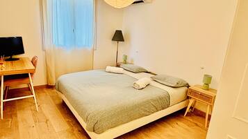 4 chambres, bureau, fer et planche Ă repasser, lit parapluie