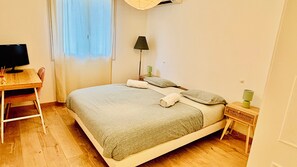 4 bedrooms, desk, iron/ironing board, travel cot