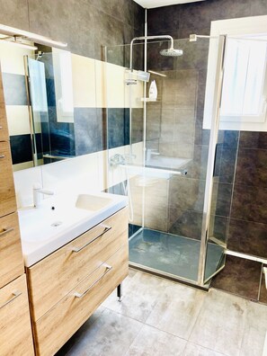 Shower, hair dryer, towels, soap - Villa Giulia 4**** - 5min Airport - 20min Disneyland (Gressy)