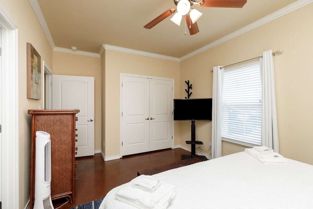 PetFriendly Cottage w/ Pool, Private Patio, Pack & Play + Washer