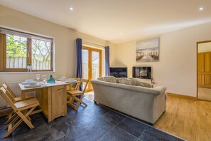 TV - Charming 2-Bedroom Home in Truro (Truro)