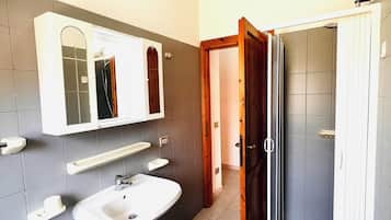Ducha, secador de pelo, bidet