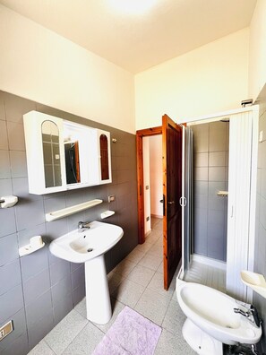 Apartment | Bathroom | Shower, hair dryer, bidet - Residence La Cinta 8 DX (San Teodoro)
