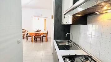 Apartment | Private kitchen | Full-size fridge, oven, stovetop, cookware/dishes/utensils