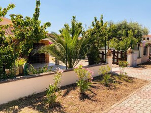 A garden with various plants and a fence. - Residence La Cinta 8 DX (San Teodoro)