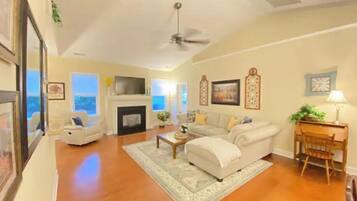 Una Smart TV, una chimenea, libros, un reproductor estéreo