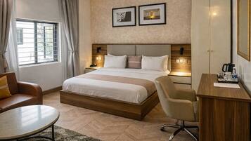 Kamar Eksekutif | Seprai premium, didekorasi berbeda-beda, dan meja kerja