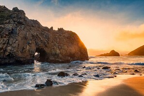 On the beach - Oceanfront Home Retreat w/ Breathtaking Views of Fitzgerald Marine Reserve (Moss Beach)