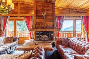 Smart TV, fireplace, books, stereo