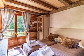 3 chambres, coffres-forts dans les chambres, bureau