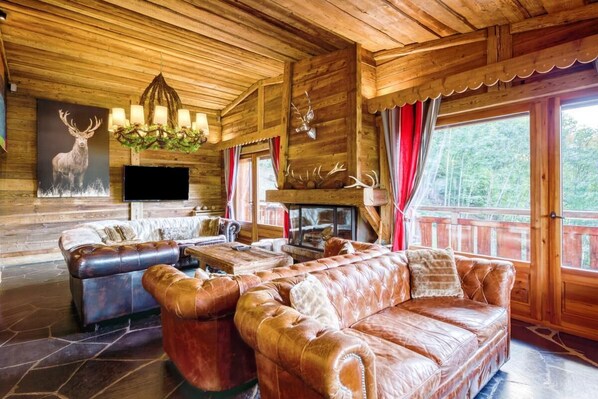 تلفزيون ذكي، مدفأة، كُتُب، ستيريو