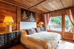 3 عدّة غرف نوم وخزنة داخل الغرفة ومكتب ومكواة/لوح كي