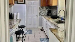 Cafetera y tetera, refrigerador, microondas y horno 
