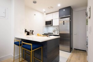 Køleskab, mikrobølgeovn, ovn, kogeplade