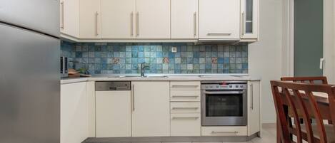 Fridge, oven, stovetop, dishwasher