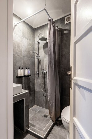 Shower, hair dryer, towels - Houseloft White Tower Collection (Thessaloniki)