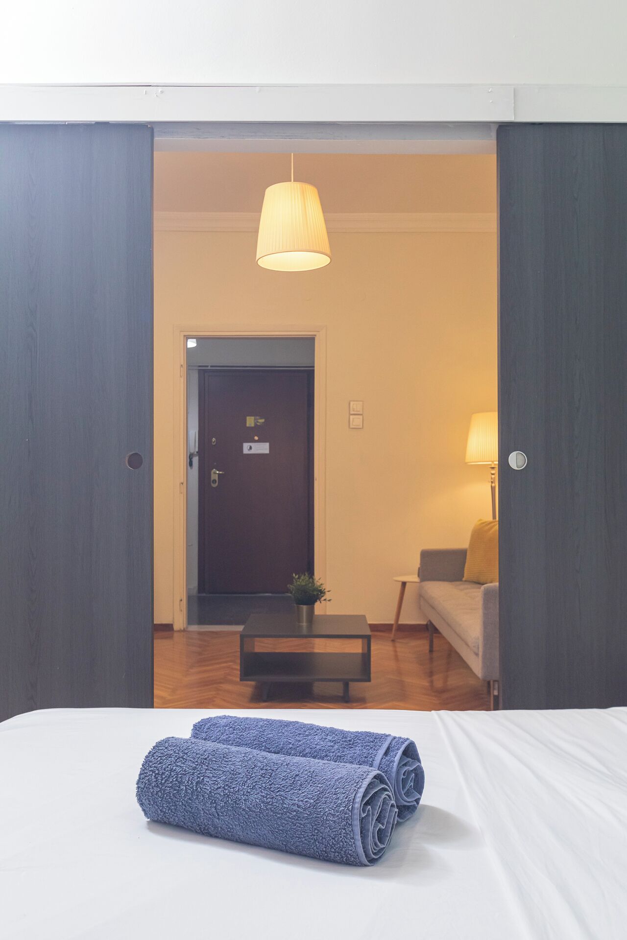 4 makuuhuonetta, äänieristys, silitysrauta/-lauta, vauvan matkasänky