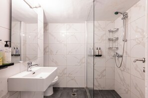 Shower, free toiletries, hair dryer, towels - Houseloft Bianca Vision (Thessaloniki)
