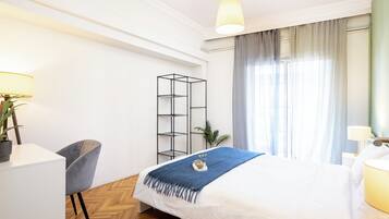 4 slaapkamers, geluiddichte muren, een strijkplank/strijkijzer