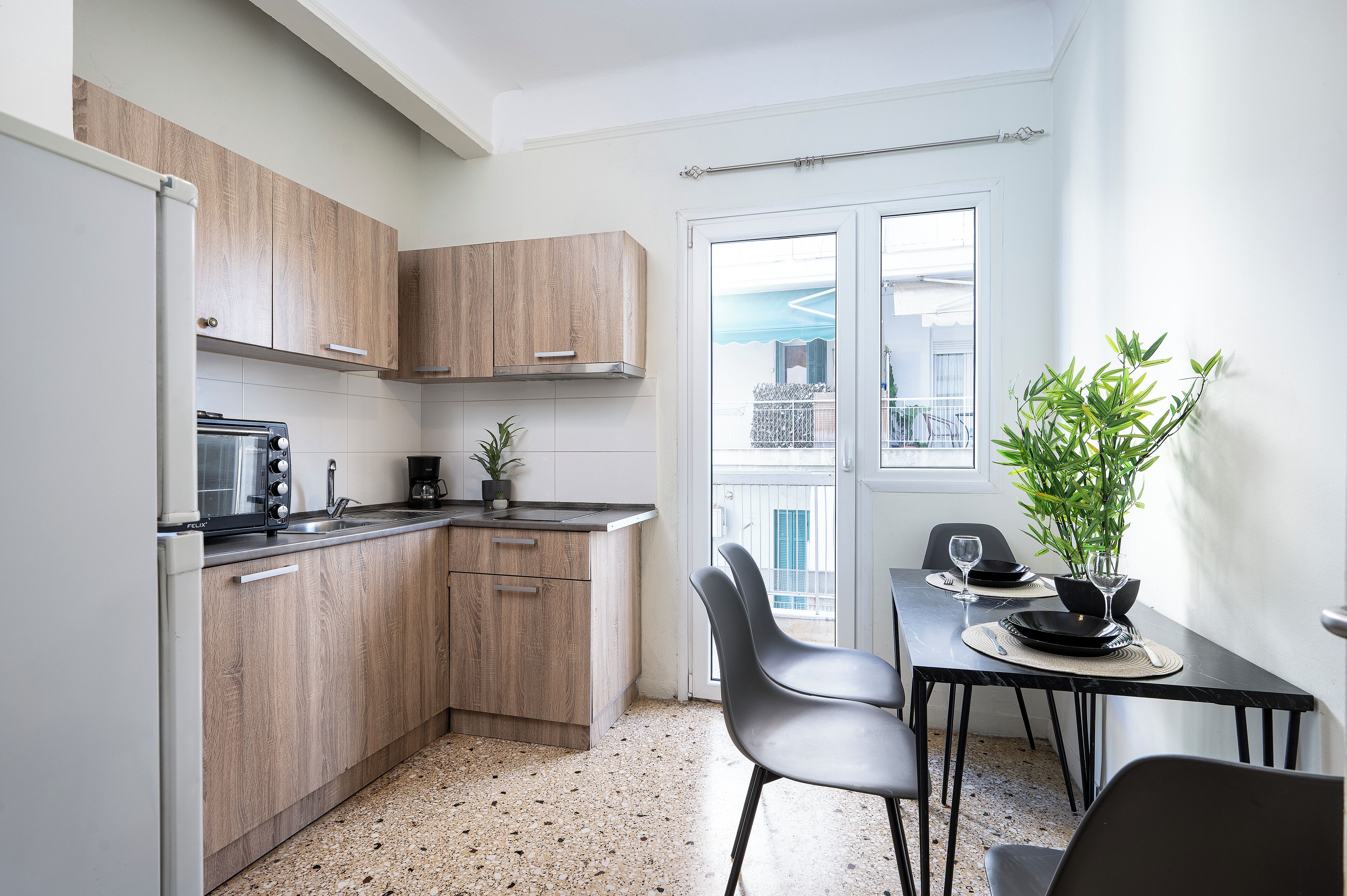 Een koelkast, een kookplaat, een koffiezetapparaat/waterkoker