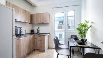 Een koelkast, een kookplaat, een koffiezetapparaat/waterkoker