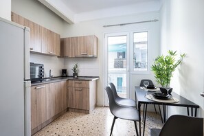 Réfrigérateur, surface de cuisson, cafetière-théière, grille-pain