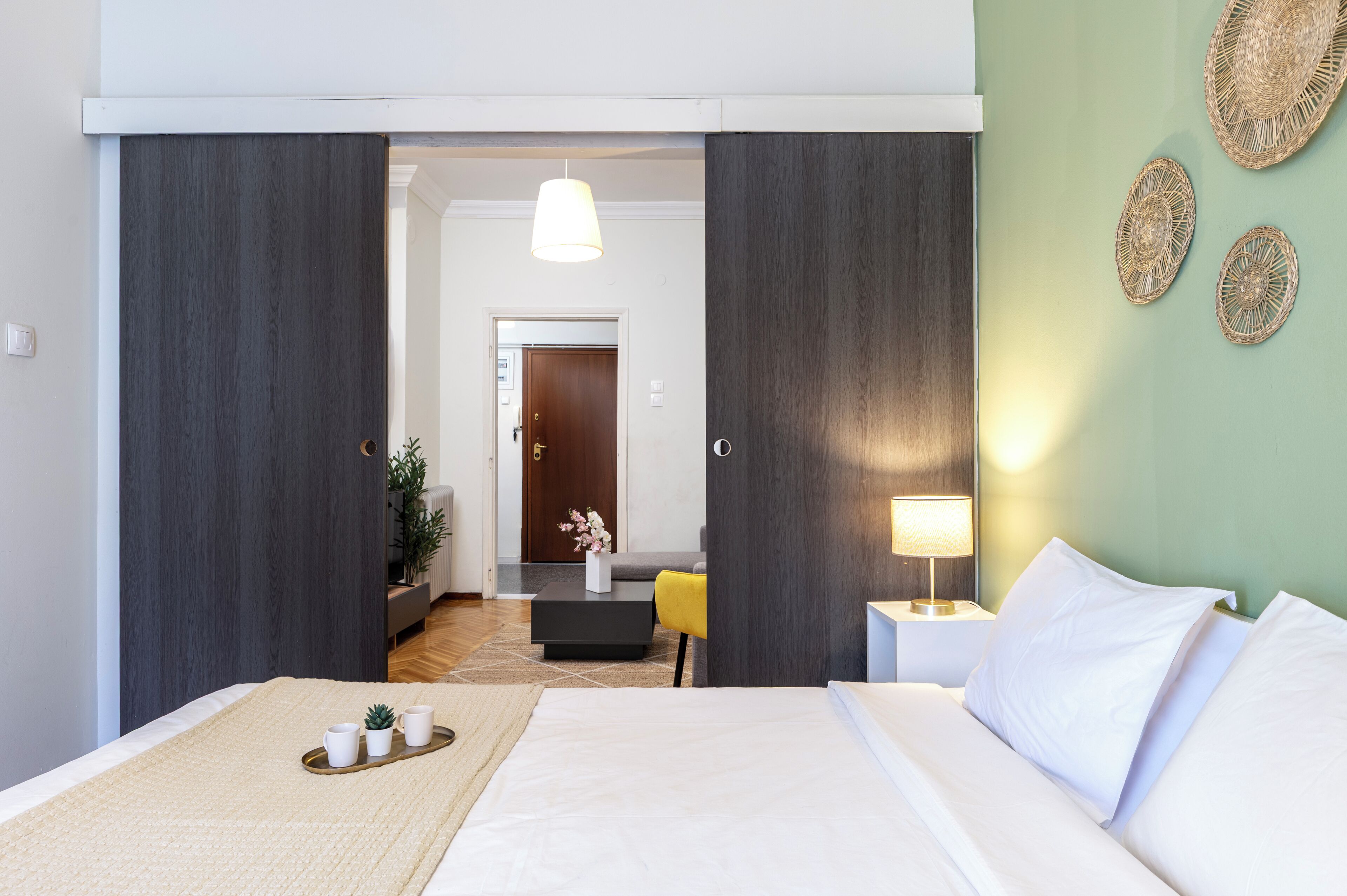 4 slaapkamers, geluiddichte muren, een strijkplank/strijkijzer