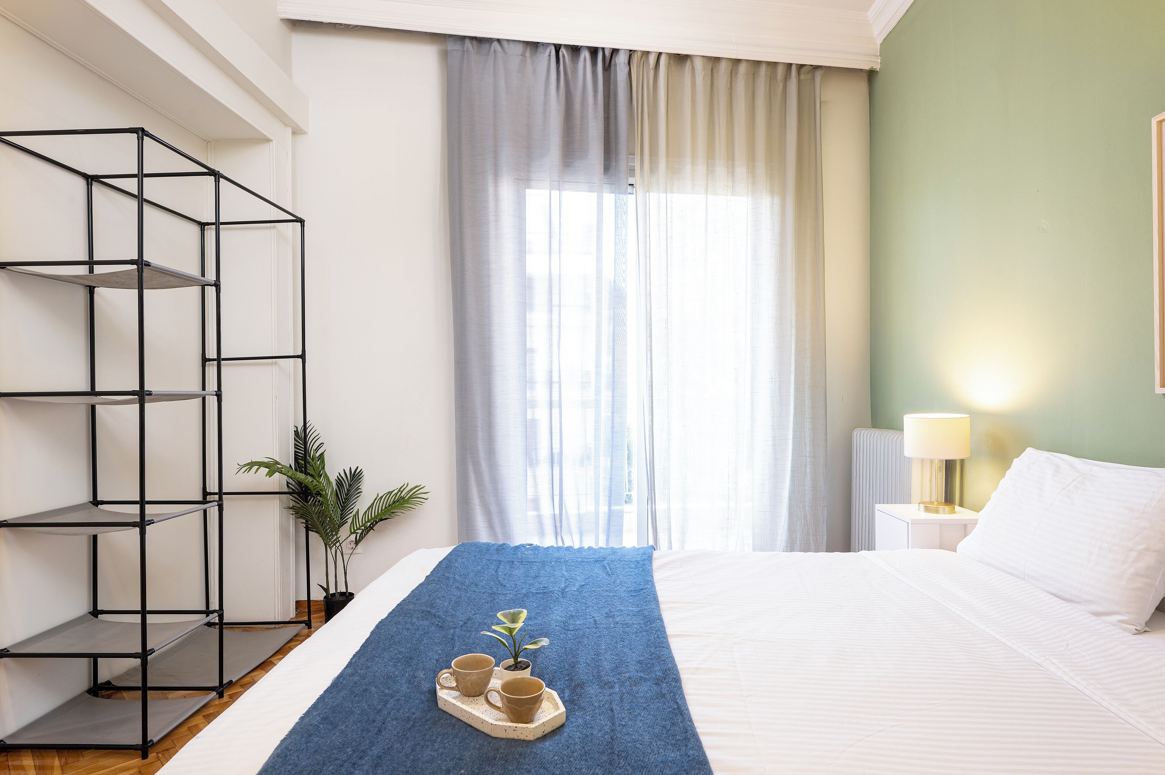 4 habitaciones, insonorización y tabla de planchar con plancha 