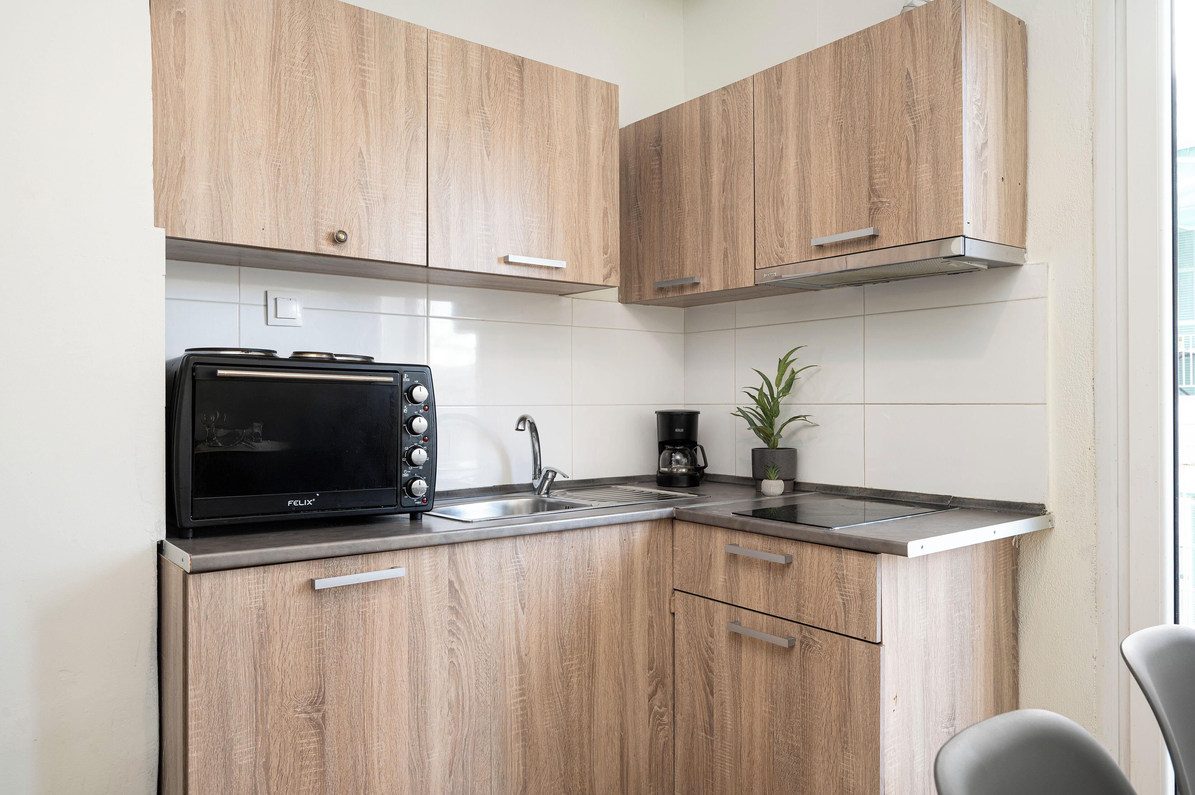 Een koelkast, een kookplaat, een koffiezetapparaat/waterkoker