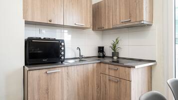 Een koelkast, een kookplaat, een koffiezetapparaat/waterkoker